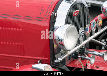Estremità anteriore del rosso brillante auto sportiva Foto Stock