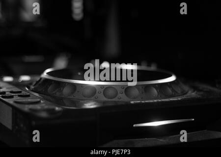 Monocromatico vista laterale di Professional DJ CD USB SD card player, isolato deck nero Foto Stock