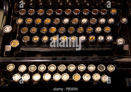 Dettagli di una vecchia macchina di scrittura. Una macchina da scrivere è un meccanico o elettromeccanico di macchina per la scrittura di caratteri simili a quelli pro Foto Stock