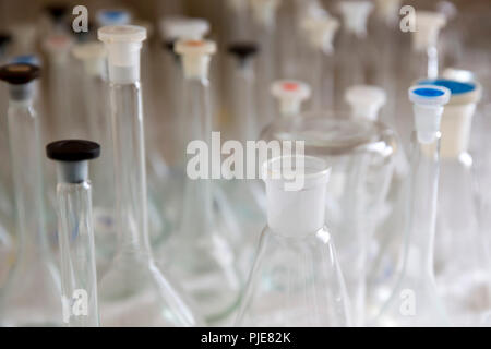 Laboratorio di tubi di vetro in un laboratorio chenmistry. Attrezzatura. Foto Stock