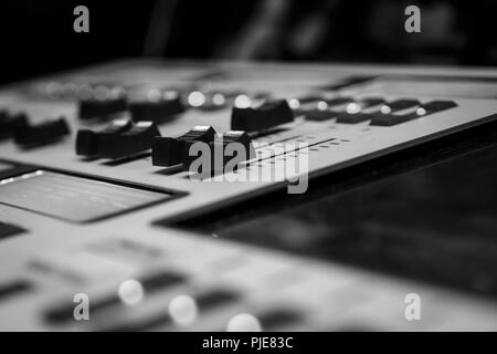 Display digitale per il controllo e i fader su Professional Lighting Designer banco di programmazione, controller Console, scrivania in bianco e nero i fader Foto Stock