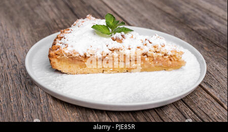Fetta di torta di mele su una piastra. Foto Stock