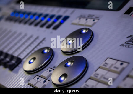 Argento codificatori digitali e i fader su bianco pro Lighting Designer Console del festival Foto Stock