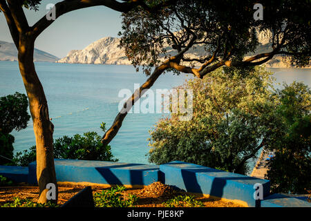 Waterfront vista da un albero ombreggiato mountain top della costa croata dell'isola di Krk sul mare adriatico Foto Stock