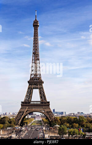 Ritratto di alla Torre Eiffel a Parigi contro un cielo blu. Foto Stock