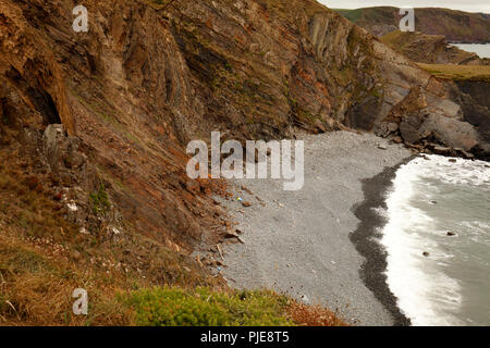 Scogliere e baia a sud di Hartland Quay Foto Stock