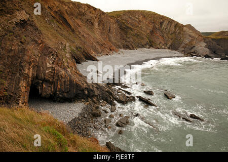Scogliere e baia a sud di Hartland Quay Foto Stock