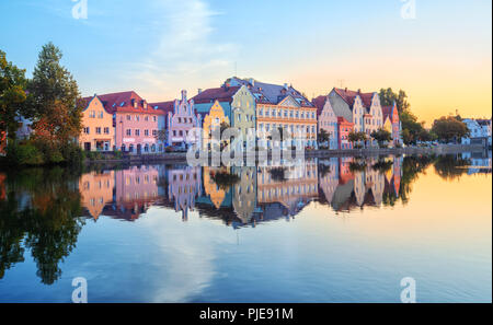 Landshut Città Vecchia, Baviera, Germania, tradizionale colorate case gotiche che riflette nel fiume Isar su sunrise Foto Stock