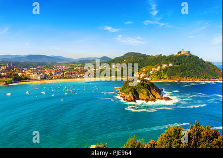 San Sebastian (Donostia) città, vista la Concha bay a Santa Clara isola e celebri spiagge di sabbia dorata, Spagna Foto Stock