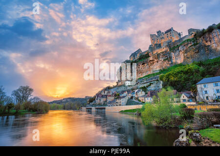 Beynac-et-Cazenac borgo medievale con castello Beynac sul tramonto spettacolare, Dordogne, Francia. Si tratta di uno dei più bei villaggi di Francia (Les p Foto Stock