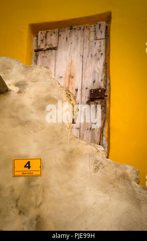 Pietra medievali passi fino all appartamento con antica porta di legno in questo piccolo villaggio croato di Baska sull'isola di Krk nel mare Adriatico Foto Stock