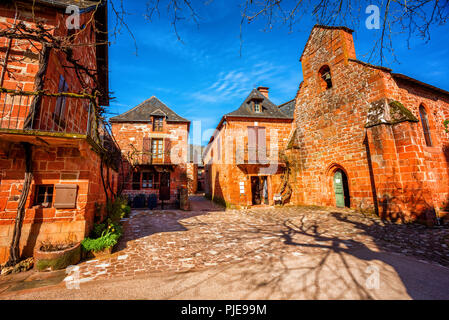 Collonges-la-Rouge, rosso case di mattoni e della chiesa nella città vecchia medievale, Francia. Collonges è il primo membro della Plus Beaux Villages elenco (la maggior parte Foto Stock