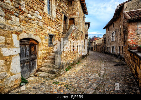 Perouges, una murata medievale città vecchia vicino a Lione, in Francia, in uno dei più bei villaggi di Francia (Les Plus Beaux Villages de France) Foto Stock