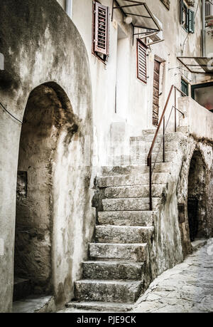 La scalinata in pietra che conduce fino agli appartamenti in questo piccolo villaggio croato di Baska sull'isola di Krk nel mare Adriatico Foto Stock