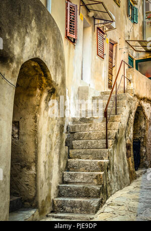 La scalinata in pietra che conduce fino agli appartamenti in questo piccolo villaggio croato di Baska sull'isola di Krk nel mare Adriatico Foto Stock