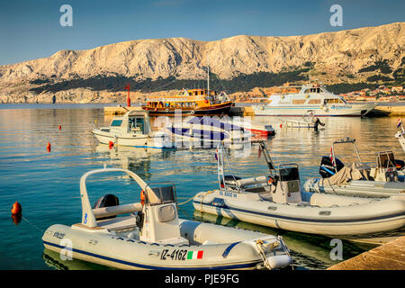 Una vasta gamma di barche ancorate sul mare Adriatico cittadina portuale di Baska, sull'Isola di Krk in Croazia Foto Stock