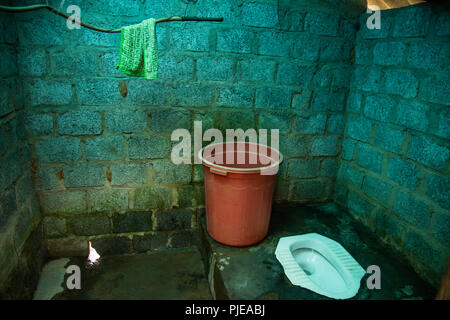 Bagno/dipendenza/latrina in più benestanti di cabina in zone rurali SAPA, Vietnam Foto Stock