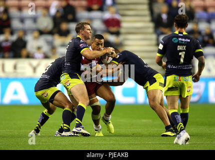 Il Wigan Warriors' William Isa è affrontato da Wakefield Trinità di Matty Ashurst (sinistra) e Tinirau Arona (a destra) durante la Betfred Super League Super 8's corrispondono al DW Stadium, Wigan. Foto Stock