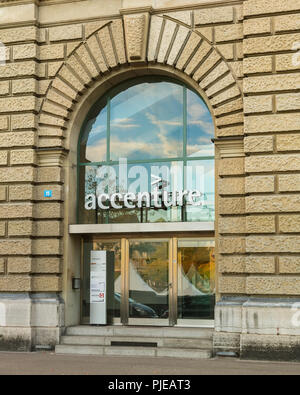 Zurigo, Svizzera - 1 Ottobre 2017: entrata di un edificio adibito a ufficio recanti il segno della società Accenture. Accenture è una gestione globale cons Foto Stock