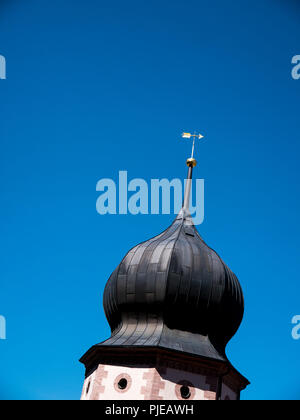 La chiesa tedesca top con banderuola e torre di cipolla sulla parte superiore Foto Stock