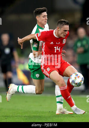 Repubblica di Irlanda è Callum O'Dowda (sinistra) e Galles' Connor Roberts battaglia per la sfera durante il Campionato B, Gruppo quattro corrispondono a Cardiff City Stadium. Foto Stock