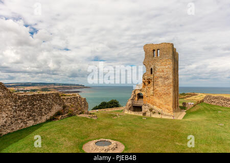 Spettacolare scogliera paesaggio con Castello di Scarborough in North Yorkshire. Foto Stock