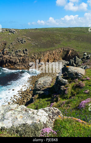 La baia isolata di Porth Loe vicino Gwennap testa sulla penisola di Penwith in Cornovaglia, Inghilterra, Regno Unito. Foto Stock