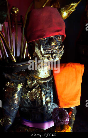 Con foglia oro incollato simian statue, Wat Chalong, il più grande tempio di Phuket, Thailandia, Mit Blattgold beklebte Affenstatuen , Wat Chalong, größter Foto Stock