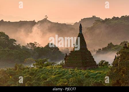 Sunrise in Mrauk U, Myanmar Foto Stock