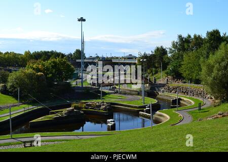 Stordimento e illuminato naturalmente immagine del Tees Barrage Internazionale bianco corso d'acqua in base lungo le sponde del famoso Fiume Tees. Foto Stock