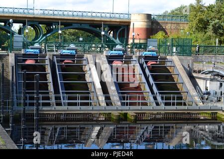 Stordimento e illuminato naturalmente immagine del Tees Barrage Internazionale bianco corso d'acqua in base lungo le sponde del famoso Fiume Tees. Foto Stock