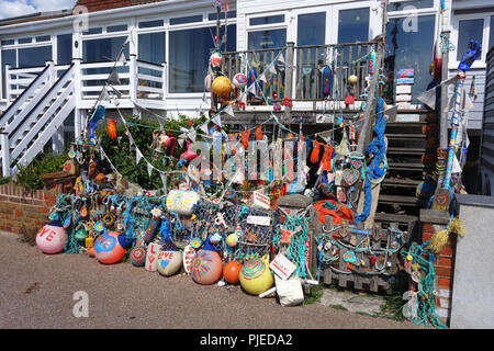 Giardino anteriore decorata con oggetti recuperati dalla spiaggia. Bexhill-on-Sea, Regno Unito Foto Stock