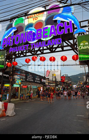 Segno e ingresso al Bangla Road, partito quarto e il quartiere a luci rosse, Patong Beach, Phuket, Thailandia, Schild und Eingang zur Bangla Road, Partyvi Foto Stock