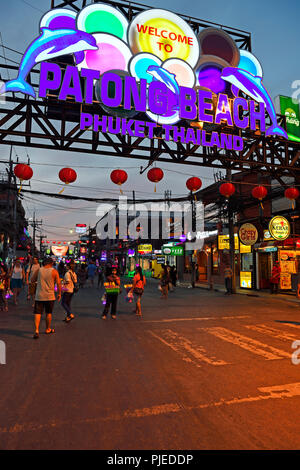 Segno e ingresso al Bangla Road, partito quarto e il quartiere a luci rosse, Patong Beach, Phuket, Thailandia, Schild und Eingang zur Bangla Road, Partyvi Foto Stock