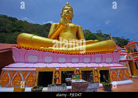 Seduto golden Buddha del tempio Wat Khao Rang, Phuket, Thailandia, sitzender goldener Buddha des Tempel Wat Khao Rang Foto Stock