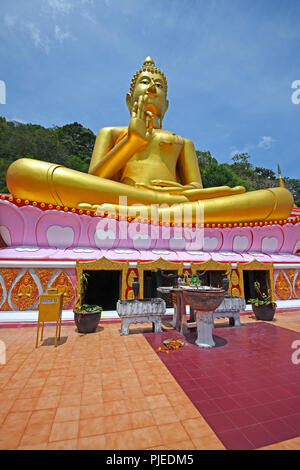 Seduto golden Buddha del tempio Wat Khao Rang, Phuket, Thailandia, sitzender goldener Buddha des Tempel Wat Khao Rang Foto Stock