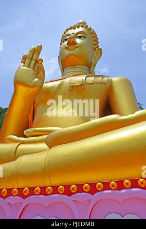 Seduto golden Buddha del tempio Wat Khao Rang, Phuket, Thailandia, sitzender goldener Buddha des Tempel Wat Khao Rang Foto Stock