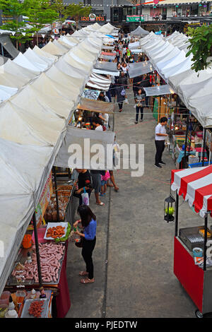 Guardare il mercato Chillva, Phuket, Thailandia, Blick über den Chillva Markt Foto Stock