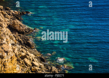 Scogliere in La Azohia Murcia nel mare Mediterraneo, Spagna Foto Stock