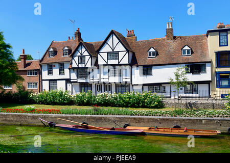 Sterline ormeggiato sul grande fiume stour davanti le case con la struttura in legno del westgate grove Canterbury Foto Stock