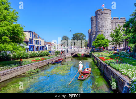 Punting sul grande stour con westgate towers in background, Canterbury Foto Stock