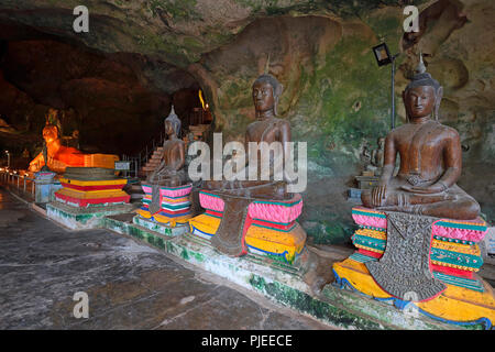 Statue di Buddha nel tempio nella grotta Wat Tham Suwan Khuha, Phang Nga, Thailandia, Buddha Statuen Höhlentempel im Wat Tham Suwan Khuha Foto Stock