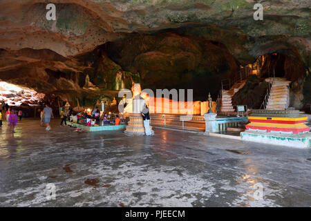 Grotta tempio Wat Tham Suwan Khuha, Phang Nga, Thailandia, Höhlentempel Wat Tham Suwan Khuha Foto Stock