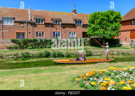 Punting sul grande stour davanti a westgate cottages Canterbury Foto Stock