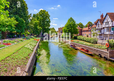 Sterline ormeggiato sul grande fiume stour davanti le case con la struttura in legno del westgate grove Canterbury Foto Stock