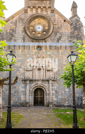 La facciata della chiesa di San Nicolás de Bari che è il cammino di Santiago di Compostela in francese nel villaggio di Burguete. Navarra in Spagna. Foto Stock