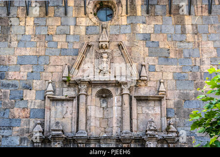 Dettaglio del porticato della chiesa di San Nicolás de Bari che si trova sul cammino di Santiago francese nella città di Burguete. Navarra in Spagna. Foto Stock