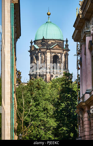 Montante vista sulla torre meridionale del Berliner Dome attraverso un vicolo con la Zeughaus a destra e il tedesco museo storico a sinistra. Foto Stock