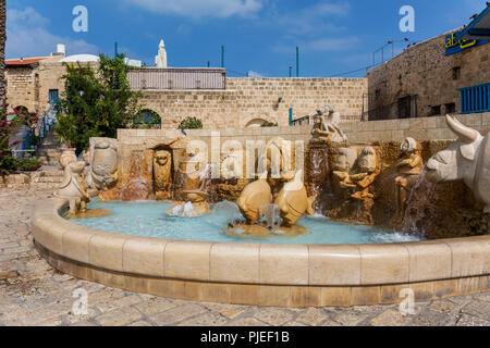 Tel Aviv, Vecchia Jaffa, Israele, Agosto 4th, 2016 - Segni zodiacali Fontana sulla Piazza Kedumim con le statue dei segni astrologici Foto Stock