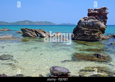 Spiaggia di roccia calcarea su Koh Khai Islanda, Thailandia, Strand mit Kalksteinfelsen auf Koh Khai Island Foto Stock